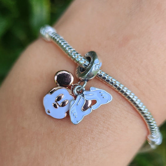 Exprimez votre amour pour l'icône intemporelle de Disney avec ce charm pendentif mettant en vedette Mickey Mouse. Fabriqué en argent sterling 925, ce pendentif capture le charme irrésistible de Mickey avec des détails élégants et une finition brillante. Parfait pour les fans de Disney et les collectionneurs de bijoux, ce charm ajoute une touche joyeuse à votre bracelet ou collier, célébrant le personnage emblématique de Mickey Mouse.