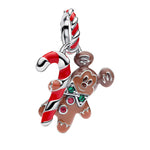Charm pendentif gourmand représentant Mickey dans un univers de Noël, accompagné d’un pain d’épices et d’un sucre d’orge. Son design coloré et festif apporte une touche chaleureuse et magique à votre bracelet, parfaite pour célébrer l’esprit des fêtes.

Caractéristiques :

- Matière : Argent 925.
- Design : Mickey avec motifs pain d’épices et sucre d’orge.
- Style : Disney, festif et gourmand.
- Symbolique : Noël, magie, joie et souvenirs d’enfance.
- Compatibilité : Charm pendentif compatible avec bracelet