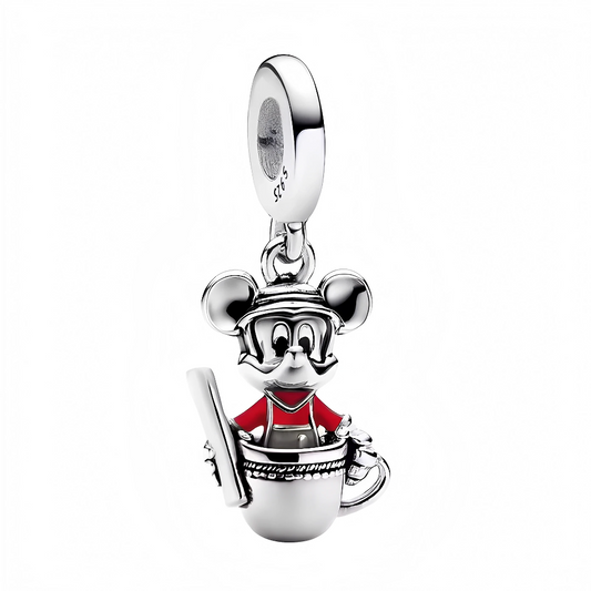 Commencez la journée avec une dose de bonne humeur Disney grâce à ce charm pendentif en argent 925 mettant en scène Mickey Mouse confortablement installé dans une tasse de café. Habillé de sa célèbre veste rouge, Mickey semble prêt à partager un moment chaleureux et réconfortant. Ce bijou unique mêle fantaisie, tendresse et une pointe d’humour pour les amoureux de Disney… et de café !