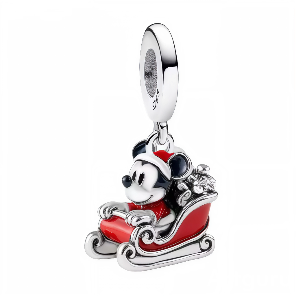 Plongez dans la magie des fêtes avec ce charm exceptionnel qui met en scène Mickey Mouse dans un décor de Noël enchanteur. Assis dans son élégant traîneau aux courbes raffinées, notre souris préférée arbore son sourire malicieux tandis qu'un sac de cadeaux patiemment ciselé l'accompagne dans cette aventure hivernale.