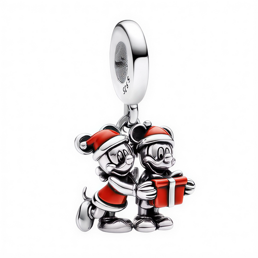 Plongez dans la magie des fêtes avec ce charm pendentif en argent 925 représentant Mickey et Minnie habillés pour Noël, et un cadeau dans les mains. Avec leurs bonnets de Noël, leurs sourires complices et les détails festifs soigneusement travaillés, ce bijou incarne l’esprit joyeux et chaleureux des fêtes de fin d’année. Un incontournable pour tous les fans de Disney et de l’ambiance de Noël.