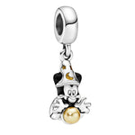 Apporte une touche magique et iconique à ton bracelet avec ce charm pendentif Mickey magicien. Inspiré de l’univers Disney et de l’Apprenti Sorcier, ce bijou en argent 925 met en valeur Mickey dans son célèbre rôle de sorcier, avec son chapeau bleu et ses détails dorés. Un charm original et plein de fantaisie, parfait pour les fans de Disney et des pièces pleines de magie.

Caractéristiques :

- Matière : Argent 925 avec détails émaillés et dorés.
- Design : Mickey magicien avec son chapeau emblématique.
- 