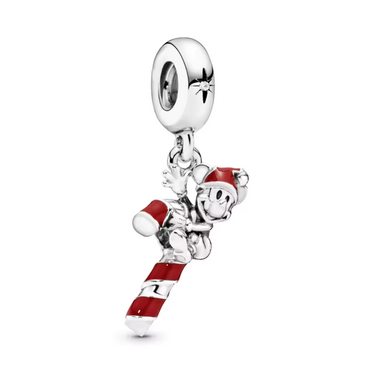 Ajoutez une touche festive et joyeuse à votre collection avec ce charm Mickey sur Sucre d'Orge. Fabriqué en métal argenté avec des accents colorés en émail, ce charm représente le célèbre Mickey Mouse joyeusement assis sur un Sucre d'Orge enroulée de rayures rouges et blanches. Idéal pour célébrer la saison des fêtes et pour les fans de Disney, ce bijou apporte une note de nostalgie et de gaieté. Compatible avec les bracelets Pandora, ce charm sera l'ajout parfait pour mettre un sourire sur votre poignet.