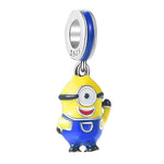 Apporte une touche fun et attachante à ton bracelet avec ce charm pendentif Minion Stuart. Inspiré de l’univers des Minions, ce bijou met en valeur Stuart avec son style emblématique, ses couleurs vives et des détails pleins de malice. Un charm original et plein de bonne humeur, parfait pour les fans de Minions et des pièces ludiques.

Caractéristiques :

- Matière : Argent 925 avec détails en émail coloré.
- Design : Minion Stuart en version pendentif avec finitions soignées.
- Dimensions : Taille délicate