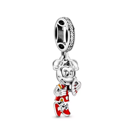 Entrez dans l'esprit festif avec le Charm Minnie Nouvel An Chinois, un bijou raffiné en argent 925, orné d'émail rouge et doré éclatant. Ce charm met en valeur Minnie dans un style traditionnel, symbolisant la chance, la prospérité et les festivités du Nouvel An Chinois.

Ajoutez une touche culturelle et élégante à votre bracelet, ou offrez-le pour célébrer un lien spécial. Compatible avec les bracelets Pandora et similaires, ce charm est un incontournable pour marquer cette occasion festive.