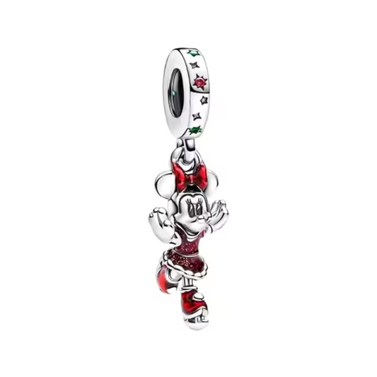 Ajoutez une touche magique et festive à votre collection avec ce charm Minnie en Tenue de Noël. Fabriqué en métal argenté avec des détails en émail rouge et vert, ce charm représente Minnie Mouse dans un adorable costume de Noël, avec un nœud festif et une robe ornée de petits détails de saison. Parfait pour les fans de Disney et pour célébrer la magie des fêtes, ce bijou apportera un esprit joyeux et enchanteur à votre poignet. Compatible avec les bracelets Pandora, ce charm est l'accessoire idéal pour ajo