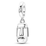 Charm pendentif original représentant une tête de Moai, inspirée des célèbres statues monumentales de l’île de Pâques. Finement travaillé en argent 925, son design minimaliste et reconnaissable apporte une touche exotique et mystérieuse à votre bracelet ou collier.

Caractéristiques :

- Matière : Argent 925.
- Design : Tête de Moai stylisée avec des traits caractéristiques.
- Style : Original, mystérieux et intemporel.
- Symbolique : Force, héritage, protection, sagesse et mystère.
- Compatibilité : Charm 