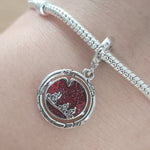 Ajoutez une touche mystérieuse et fascinante à votre collection avec ce charm Monde à l’Envers inspiré de Stranger Things. Confectionné en métal noirci avec des détails raffinés, ce charm représente une scène emblématique du monde alternatif, évoquant l’obscurité et l’aventure de cette dimension parallèle. Les motifs de l'Upside Down, associés à une ambiance sombre et intrigante, en font un bijou parfait pour les fans qui veulent afficher leur passion pour l'univers fantastique des années 80. Compatible ave