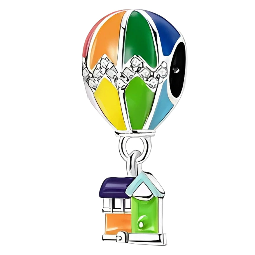 Ce charm représente une montgolfière en argent 925 ornée de larges panneaux émaillés multicolores et d’une frise de petits cristaux clairs, pour un effet lumineux et joyeux. Une petite maison suspendue sous le ballon, peinte dans les mêmes tons vifs, évoque le rêve de s’envoler vers de nouveaux horizons sur un bracelet ou un collier.