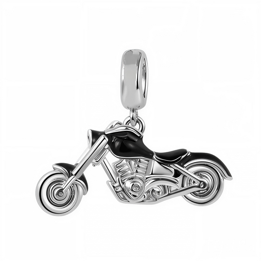 Ajoutez une touche de style audacieux et moderne à votre collection avec ce charm pendentif unique représentant une moto noire. Sa silhouette raffinée et ses détails précis capturent l’esprit de liberté et d’aventure, parfait pour les passionnés de motos ou les amateurs de designs élégants et contemporains.

Fabriqué en argent 925, ce bijou se distingue par ses finitions soignées et son éclat subtil. La teinte noire profonde met en valeur le design sophistiqué de la moto, ajoutant une note de caractère et d