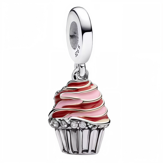 Ajoutez une touche gourmande et colorée à votre collection avec ce charm pendentif en forme de muffin. Finement réalisé en Argent 925 (S925), il est décoré de détails rouges et roses qui apportent une note sucrée et joyeuse. Un bijou parfait pour les amoureux de douceurs et de fantaisie.