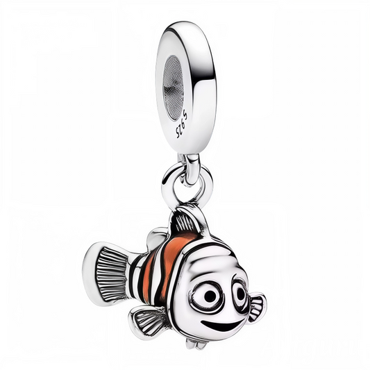 Plongez dans l’univers sous-marin avec ce charm pendentif représentant Némo, le petit poisson clown espiègle. Réalisé en Argent 925 (S925), ce bijou met en valeur les détails orange vif caractéristiques de Némo, contrastant joliment avec la finition argentée brillante. Un accessoire idéal pour les amateurs de Disney et les passionnés de la mer.