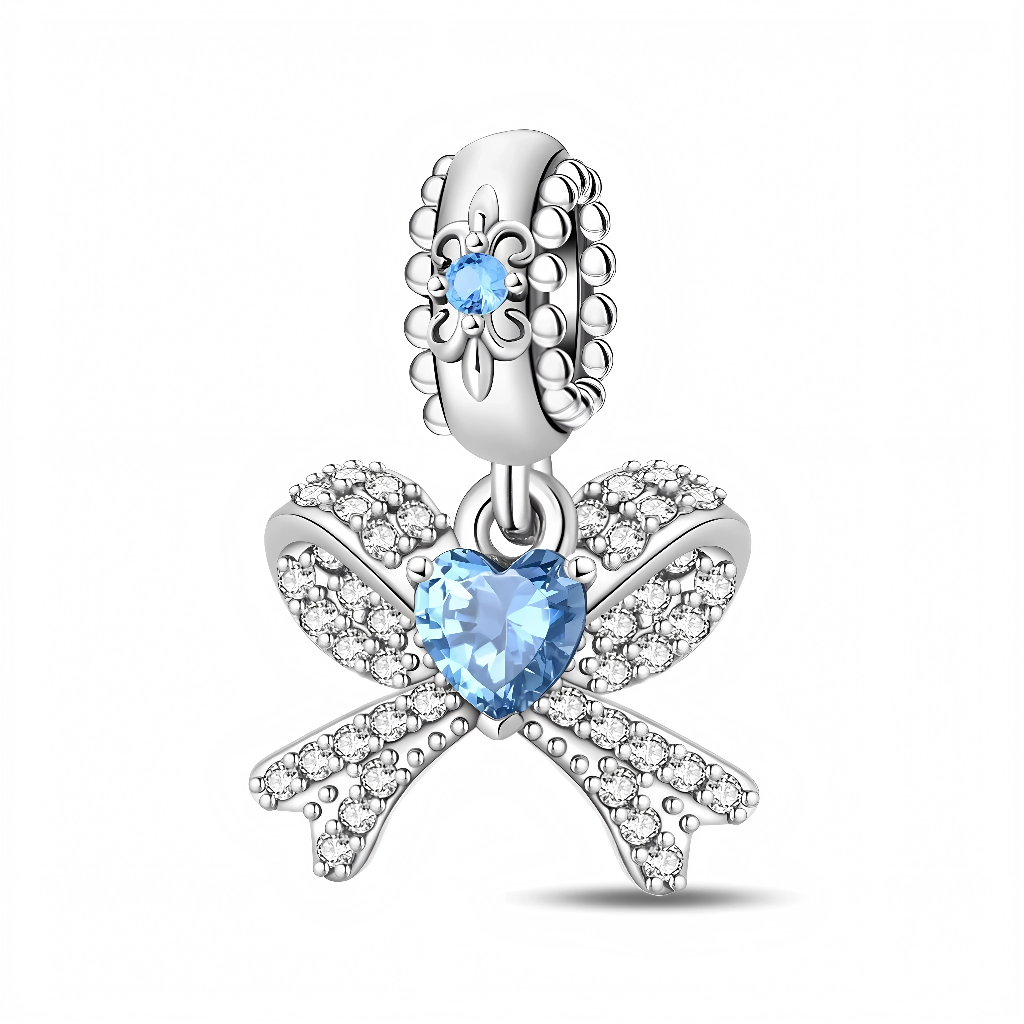 Ce charm pendant en argent 925 représente un grand nœud stylisé entièrement pavé de petits zircons transparents, au centre duquel brille un cœur bleu ciel facetté. La bélière travaillée façon perles est décorée d’une petite fleur ajourée sertie d’une pierre bleue assortie, pour un ensemble très lumineux et raffiné.

Caractéristiques :

-Matière : Argent 925 avec zirconia transparents et pierre synthétique bleue.
-Design : Grand nœud pavé avec cœur central bleu, bélière perlée ornée d’une fleur sertie.
-Colo
