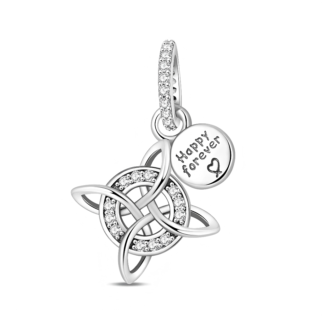 Ce charm pendentif en argent 925 met en avant un grand nœud celtique ajouré, entrelacé autour d’un cercle pavé de zircons clairs, symbole d’éternité et de liens indissolubles. Une petite médaille ronde mobile gravée « Happy forever » avec un cœur pend sur le devant, tandis que la bélière est entièrement sertie de pierres scintillantes pour un rendu très lumineux.