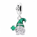 Ce charm joyeux dépeint un nain barbu au bonnet vert scintillant et barbe blanche abondante en argent sterling, tenant fièrement un trèfle à quatre feuilles vert émeraude orné d’une pierre étincelante. La ceinture ceinturée et les traits malicieux capturent un esprit farceur et protecteur, prêt à semer la chance. Symbole de bonne fortune et de malice légendaire, il porte bonheur ludique à tout bracelet.

Caractéristiques :

Matière : Argent 925 (S925) avec émail vert et oxyde de zirconium.
Design : Figurine