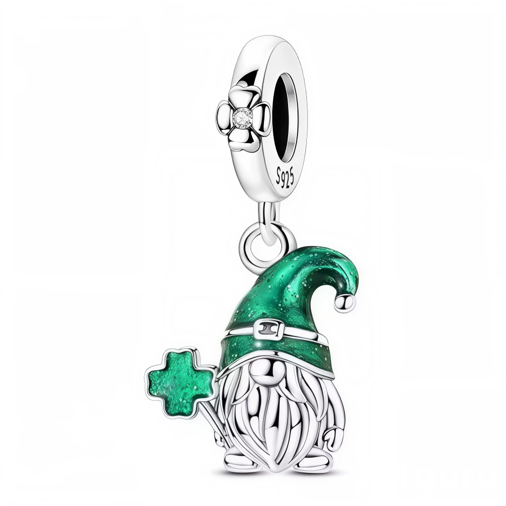 Ce charm joyeux dépeint un nain barbu au bonnet vert scintillant et barbe blanche abondante en argent sterling, tenant fièrement un trèfle à quatre feuilles vert émeraude orné d’une pierre étincelante. La ceinture ceinturée et les traits malicieux capturent un esprit farceur et protecteur, prêt à semer la chance. Symbole de bonne fortune et de malice légendaire, il porte bonheur ludique à tout bracelet.

Caractéristiques :

Matière : Argent 925 (S925) avec émail vert et oxyde de zirconium.
Design : Figurine