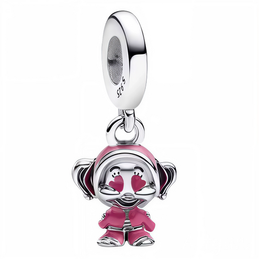 Ajoutez une touche de fantaisie et de douceur à votre collection avec ce charm pendentif représentant un nain de Blanche-Neige en teintes roses délicates. Ce charm unique se distingue par ses yeux remplacés par des petits cœurs, symbolisant l’amour et la joie. Réalisé en Argent 925 (S925), il apporte charme et originalité à vos bracelets ou colliers.
