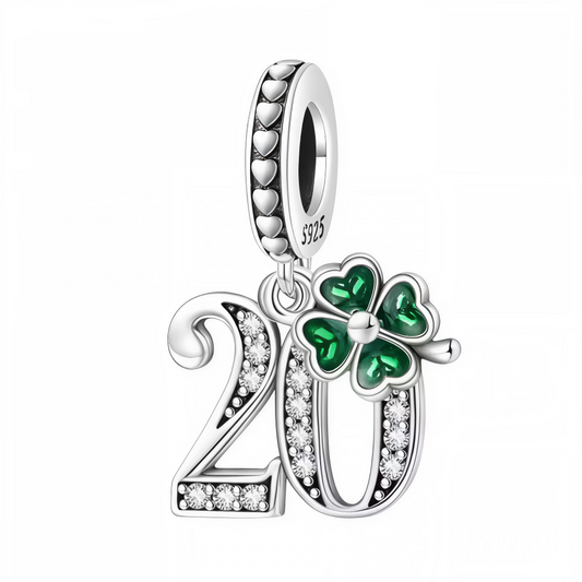 Ajoutez une touche de chance et d’élégance à votre bracelet avec ce charm pendentif en forme de nombre "20", réalisé en argent 925 et orné d’un trèfle à 4 feuilles vert, symbole universel de porte-bonheur. Un bijou raffiné, parfait pour célébrer un chiffre significatif tout en attirant la chance.