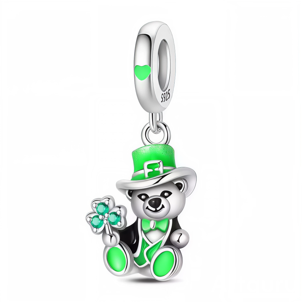 Ce charm mignon met en scène un petit ours au visage souriant sous un chapeau haut-de-forme vert brillant orné de trèfles verts et jaunes avec pierre étincelante, vêtu d’un costume vert émeraude et nœud papillon assorti. Les détails émaillés capturent oreilles rondes, museau rose et pattes potelées pour un rendu adorable et festif. Symbole de chance enfantine et de joie irlandaise, il répand bonheur ludique sur tout bracelet.

Caractéristiques :

Matière : Argent 925 (S925) avec émail vert et oxydes de zirc