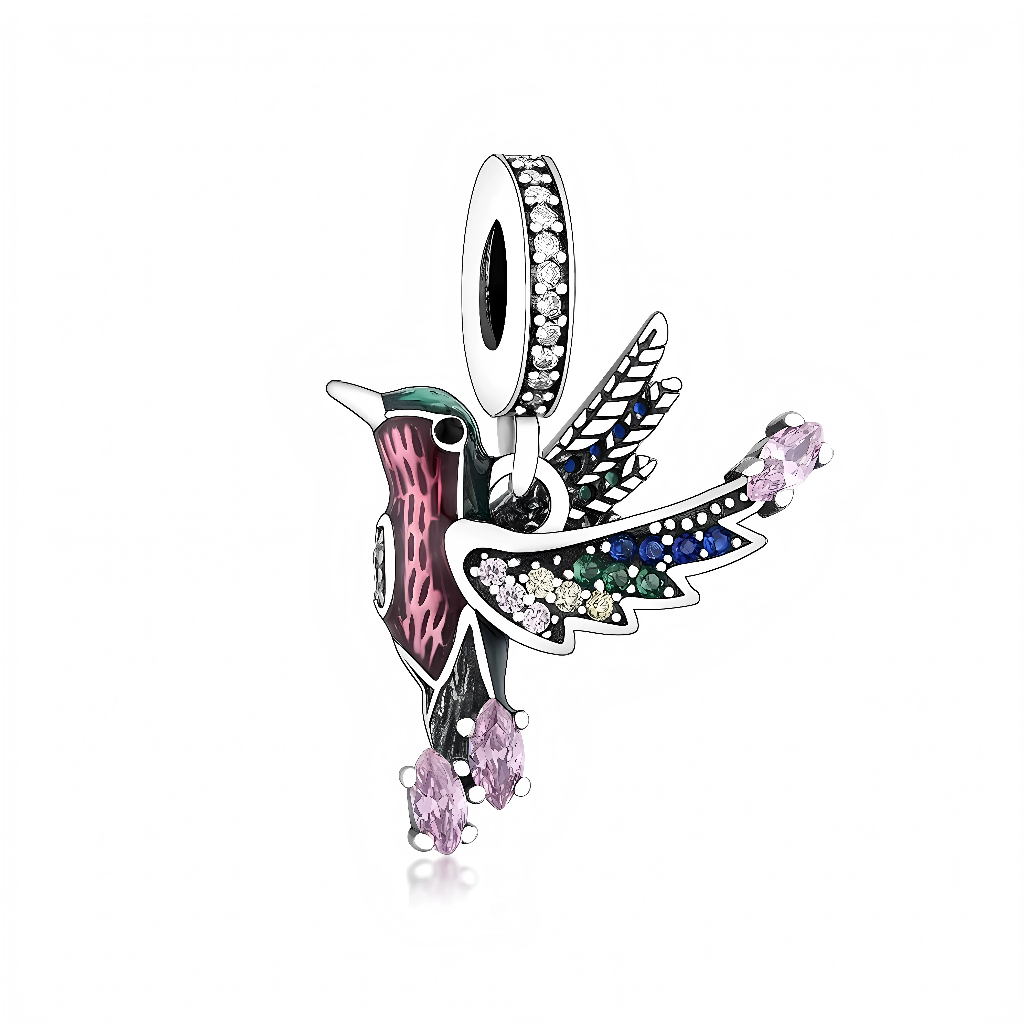 La bélière en argent 925 est pavée de zircons dans des tons violets et bleus, ponctués de petits cœurs argentés pour une touche romantique. Trois papillons émaillés pendent en grappe : l’un bleu, un violet et un rose, chacun orné de petites pierres assorties sur les ailes, ce qui crée un joli dégradé pastel en mouvement. L’ensemble évoque la métamorphose et la liberté, tout en apportant beaucoup de couleur à un bracelet.