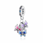 La bélière fine en argent 925 est sertie d’une alternance de zircons violets, roses et bleus, séparés par de petits cœurs argentés gravés dans la monture. En dessous, trois papillons émaillés dans des dégradés de rose, mauve et bleu sont suspendus à de petits anneaux, chacun orné de pierres assorties sur les ailes pour un effet très lumineux et mobile. L’ensemble évoque un essaim de papillons en plein vol, symbole de liberté et de transformation.