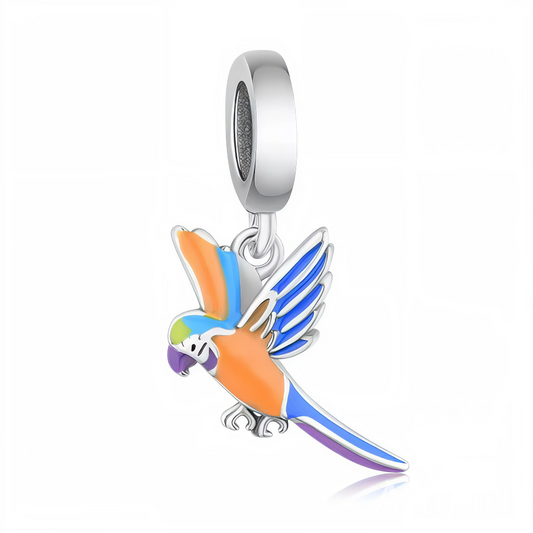 Illuminez votre collection avec ce charm pendentif en argent 925 représentant un oiseau Arara aux plumes multicolores éclatantes. Chaque détail est mis en valeur grâce à un savant mélange d’émail vibrant, qui capture la beauté flamboyante de cet oiseau tropical. Un bijou vivant et joyeux, parfait pour les amoureux de la nature exotique et des couleurs éclatantes.