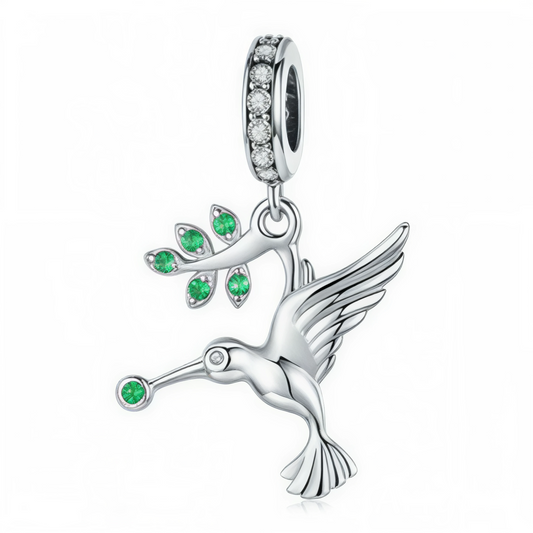 Ajoutez une touche de fraîcheur et de grâce à votre collection avec ce charm en forme d'oiseau, orné d'une pierre verte éclatante. Confectionné en argent sterling S925, ce charm allie élégance et qualité, mettant en valeur la beauté délicate de l'oiseau et la vivacité de la pierre verte.

Le design raffiné de l'oiseau, accentué par la pierre verte, apporte une touche de couleur et de sophistication à vos bracelets Pandora. Parfait pour ceux qui apprécient les motifs naturels et les détails précieux dans leu
