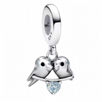 Ajoutez une touche de tendresse et de poésie à votre collection avec ce charm pendentif en argent 925 représentant deux petits oiseaux se blottissant l’un contre l’autre sur une branche délicate. Symbole d’amour, de complicité et de douceur, ce bijou raffiné est sublimé par un petit cœur brillant incrusté dans la branche. Un accessoire romantique et élégant, idéal pour célébrer les liens précieux.