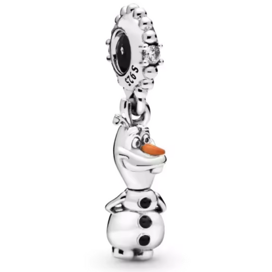 Apportez une touche de fraîcheur hivernale à votre collection avec ce charm pendentif adorable représentant Olaf, le bonhomme de neige bien-aimé de La Reine des Neiges. Fabriqué en argent sterling 925, ce pendentif capture le charme et la personnalité joyeuse d'Olaf avec des détails délicats et une finition brillante. Parfait pour les fans de La Reine des Neiges et les amateurs de ce personnage espiègle, ce charm est une manière enchanteresse d'ajouter du plaisir et de la magie à votre bracelet ou collier.