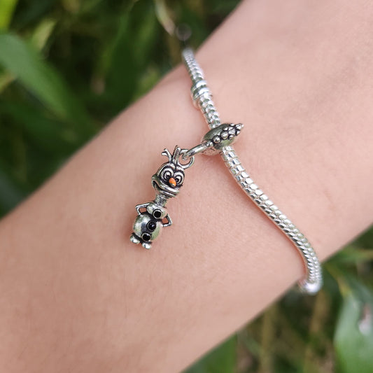 Apportez une touche de fraîcheur hivernale à votre collection avec ce charm pendentif adorable représentant Olaf, le bonhomme de neige bien-aimé de La Reine des Neiges. Fabriqué en argent sterling 925, ce pendentif capture le charme et la personnalité joyeuse d'Olaf avec des détails délicats et une finition brillante. Parfait pour les fans de La Reine des Neiges et les amateurs de ce personnage espiègle, ce charm est une manière enchanteresse d'ajouter du plaisir et de la magie à votre bracelet ou collier.