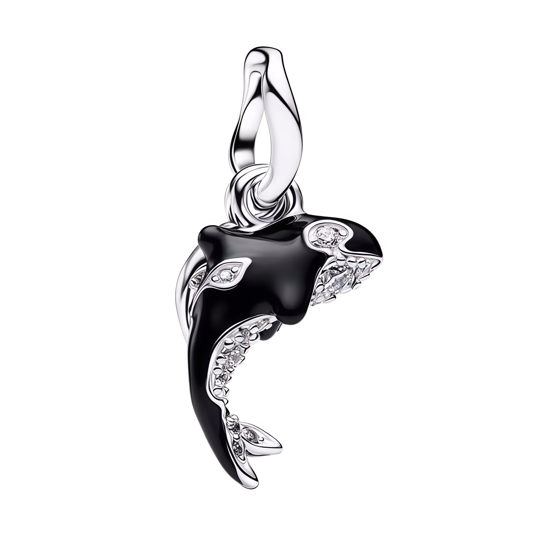 Apporte une touche marine et élégante à ton bracelet avec ce charm orque noir. Son design raffiné évoque la puissance de l’océan, la liberté et la grâce des grands animaux marins, tout en ajoutant une note originale et sophistiquée à ta collection. Un bijou plein de caractère, parfait pour les amoureux de la mer et des créatures marines.

Caractéristiques :

-&nbsp;Matière : Argent 925.
-&nbsp;Design : Orque noir avec finition brillante et détails soignés.
-&nbsp;Dimensions : Taille délicate et confortable 