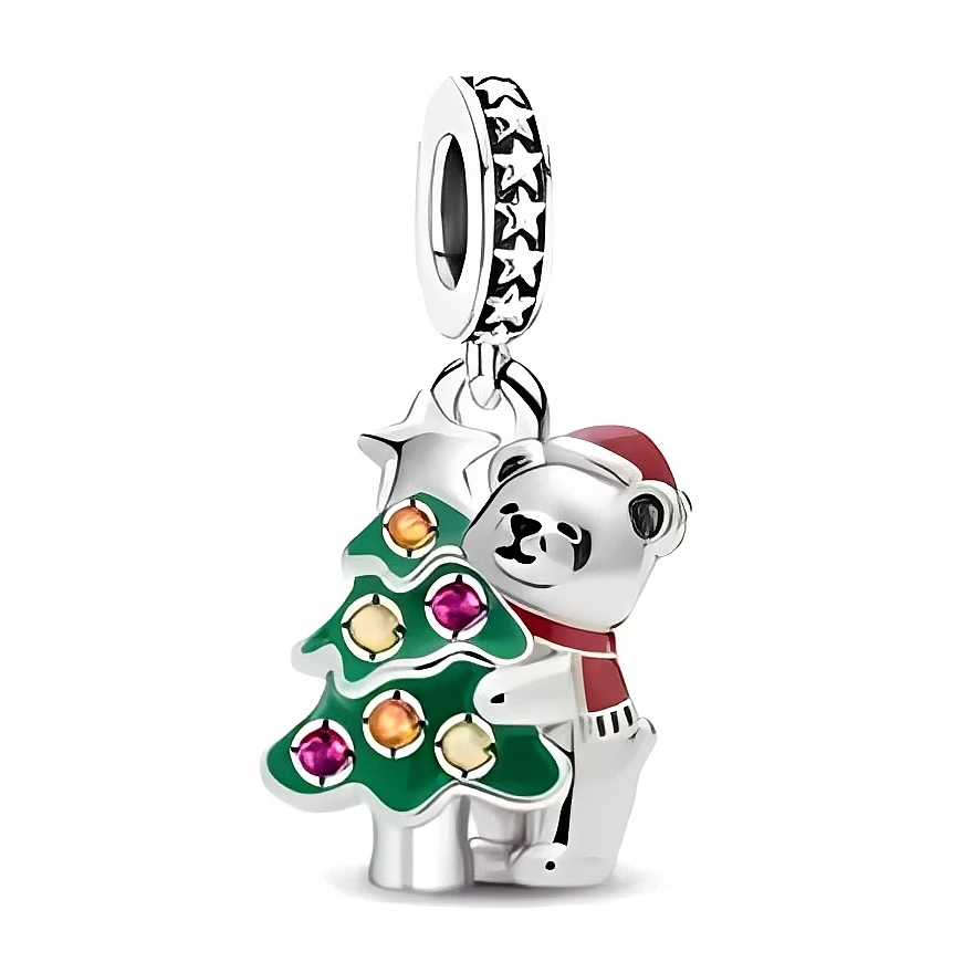 Ce charm en argent 925 met en scène un ours portant un bonnet rouge qui enlace un sapin de Noël émaillé vert, décoré de boules colorées et surmonté d’une étoile argentée. La bélière est ornée d’une frise d’étoiles en relief, ajoutant une touche encore plus festive à ce bijou idéal pour célébrer la magie des fêtes sur un bracelet ou un collier.

Caractéristiques :

- Matière : Argent 925 avec émaux vert, rouge et pierres colorées
- Design : Ours de Noël tenant un sapin décoré, suspendu sous une bélière étoil