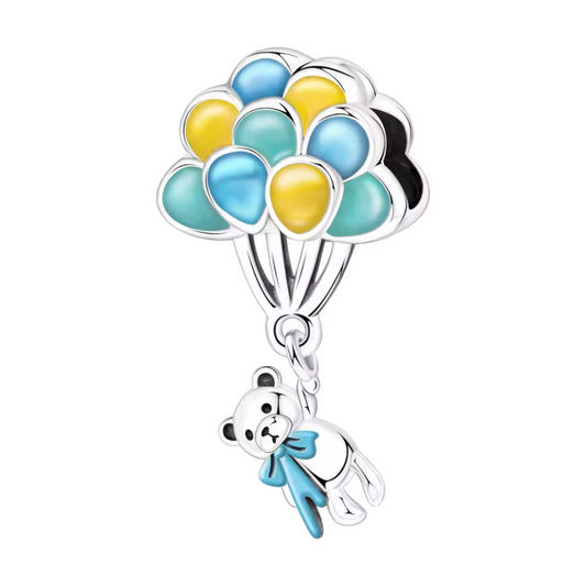 Apportez une note de gaieté et de douceur à votre collection avec ce charm pendentif en argent 925 représentant un adorable ourson qui se tient à plusieurs ballons colorés. Un design plein de charme et de légèreté, parfait pour célébrer les moments heureux et l’insouciance de l’enfance.