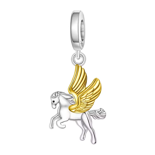Laissez-vous emporter par la magie et la légèreté de ce charm pendentif en argent 925 représentant Pégase, le cheval ailé légendaire. Ses ailes dorées finement sculptées ajoutent une touche d’éclat et de raffinement à cette créature mythique. Un bijou poétique pour celles et ceux qui aiment les symboles de liberté et de puissance.