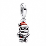 Ajoutez un brin de magie hivernale à votre collection avec ce charm pendentif en argent 925 représentant le Père Noël, orné de détails rouges festifs. Ce bijou chaleureux et plein de joie évoque l’esprit de Noël avec sa barbe généreuse, son sourire bienveillant et son habit partiellement émaillé en rouge. Un accessoire idéal pour célébrer les fêtes avec style et tendresse.