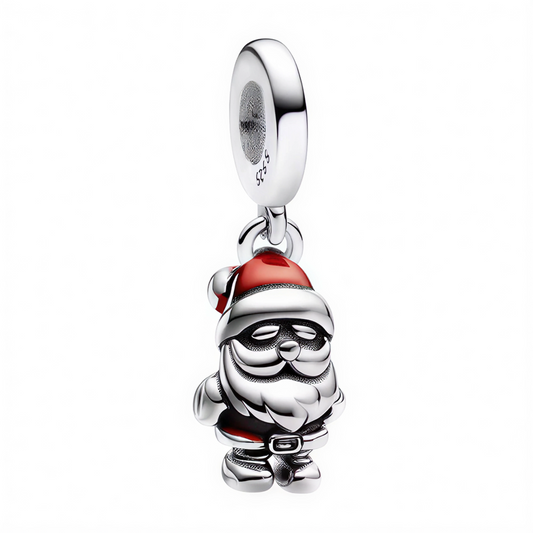 Ajoutez un brin de magie hivernale à votre collection avec ce charm pendentif en argent 925 représentant le Père Noël, orné de détails rouges festifs. Ce bijou chaleureux et plein de joie évoque l’esprit de Noël avec sa barbe généreuse, son sourire bienveillant et son habit partiellement émaillé en rouge. Un accessoire idéal pour célébrer les fêtes avec style et tendresse.