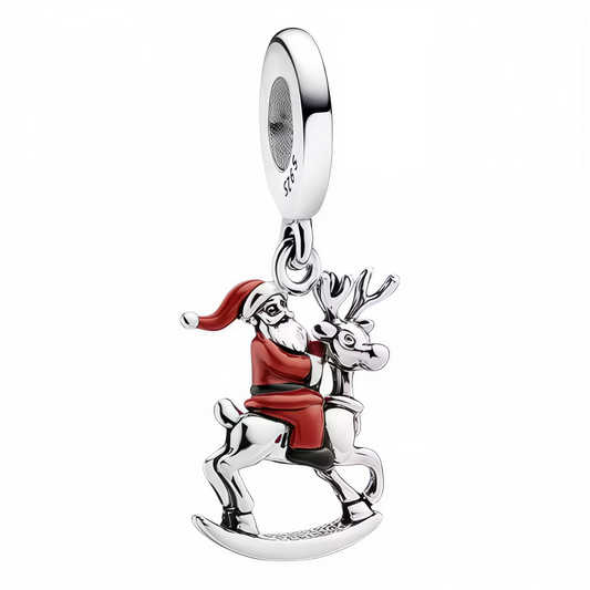 Faites entrer la magie des fêtes dans votre collection avec ce charm pendentif enchanteur représentant le Père Noël en tenue rouge vif, juché sur le dos d’un majestueux cerf argenté aux grandes cornes sculptées avec finesse. Ce bijou miniature capture l’esprit de Noël avec élégance et fantaisie, évoquant les contes hivernaux et les souvenirs chaleureux. Un charm festif idéal pour illuminer vos bracelets ou colliers durant la saison des fêtes – ou toute l’année pour les amoureux de l’hiver.