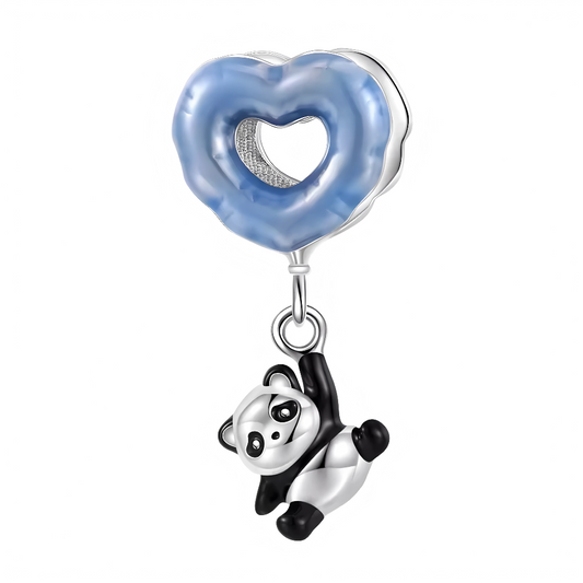 Craquez pour ce charm attendrissant qui met en scène un petit panda accroché à un donut en forme de cœur bleu ! Ce bijou original mêle la douceur du panda à la fraîcheur d’une pâtisserie délicatement colorée. Entièrement réalisé en argent 925 et émaillé de nuances bleu pastel et noir profond, il apporte une touche de peps et de tendresse à toutes vos compositions de bracelets. Un accessoire parfait pour illuminer vos journées avec créativité et bonne humeur.