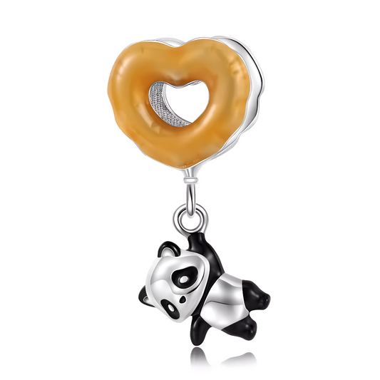 Craquez pour la tendresse et la gourmandise avec ce charm adorable illustrant un petit panda suspendu à un donut cœur couleur caramel ! Ce bijou ludique associe la douceur du panda à l’originalité d’une pâtisserie colorée et éclatante. Sa finition en argent 925, rehaussée de noir profond et d’orange caramel brillant, offre contraste et éclat à toutes vos créations. Un charm irrésistible, parfait pour donner une touche joyeuse et unique à vos bijoux au quotidien.