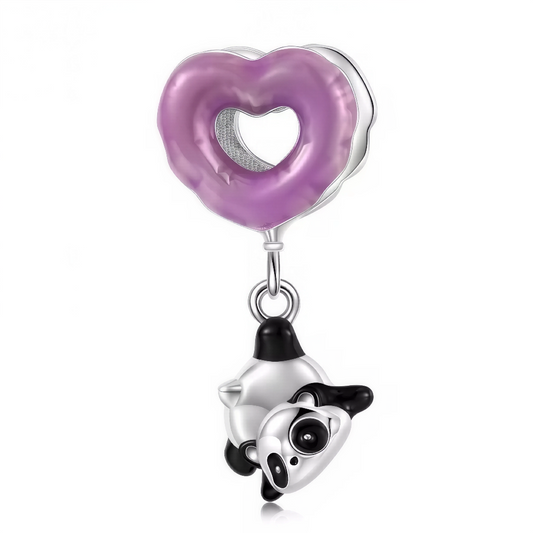 Laissez-vous séduire par ce charm mignon qui met en scène un panda espiègle accroché à un donut en forme de cœur rose ! Avec son look tendre et ses couleurs délicates, ce bijou original saura apporter une touche de douceur et de bonne humeur à vos bracelets. Réalisé en argent 925 et émaillé de nuances rose pastel et noir profond, il marie parfaitement style, originalité et tendresse dans toutes vos créations de bijoux.