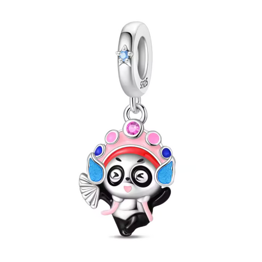 Apportez une touche adorable et royale à votre collection avec ce charm pendentif en forme de panda, couronné d’une délicate couronne rose. Ce bijou charmant allie douceur et élégance, parfait pour celles et ceux qui veulent afficher un style tendre et unique.