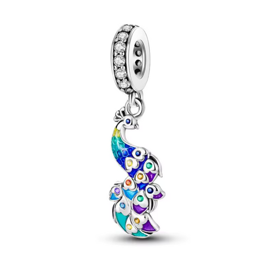 Faites entrer la majesté et la splendeur dans votre collection avec ce charm pendentif en argent 925 représentant un paon somptueux. Ses plumes finement détaillées, mises en valeur par des touches d’émail coloré, capturent parfaitement l’élégance et le charme de cet oiseau royal. Un bijou parfait pour ceux qui aiment allier raffinement et originalité.