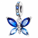 Laissez-vous envoûter par la beauté aérienne de ce charm en argent 925 représentant un papillon bleu. Symbole de transformation, de liberté et de légèreté, ce bijou évoque les instants précieux et les envolées du cœur.