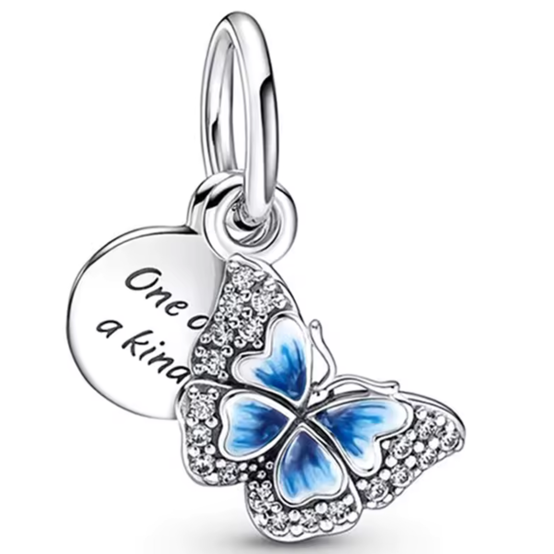 Laissez-vous envoûter par la beauté aérienne de ce charm en argent 925 représentant un papillon bleu accompagné d’un petit médaillon. Symbole de transformation, de liberté et de légèreté, ce bijou évoque les instants précieux et les envolées du cœur.

Son design poétique, aux ailes finement émaillées de bleu et à la touche symbolique du médaillon, apportera une touche élégante et rêveuse à votre collection.