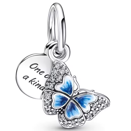 Laissez-vous envoûter par la beauté aérienne de ce charm en argent 925 représentant un papillon bleu accompagné d’un petit médaillon. Symbole de transformation, de liberté et de légèreté, ce bijou évoque les instants précieux et les envolées du cœur.

Son design poétique, aux ailes finement émaillées de bleu et à la touche symbolique du médaillon, apportera une touche élégante et rêveuse à votre collection.