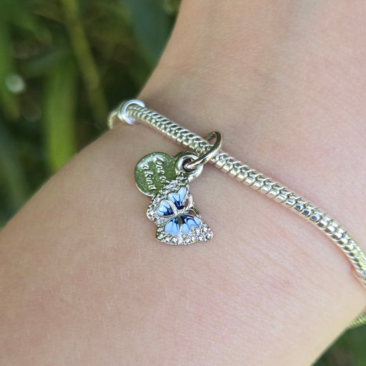 Laissez-vous envoûter par la beauté aérienne de ce charm en argent 925 représentant un papillon bleu accompagné d’un petit médaillon. Symbole de transformation, de liberté et de légèreté, ce bijou évoque les instants précieux et les envolées du cœur.

Son design poétique, aux ailes finement émaillées de bleu et à la touche symbolique du médaillon, apportera une touche élégante et rêveuse à votre collection.