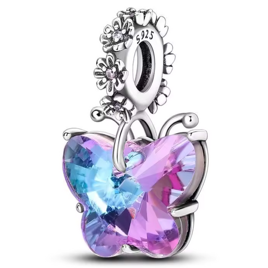 Capturez la magie des rêves avec le charm Papillon Bleu et Violet, conçu en argent 925 avec des détails émaillés dans des tons doux et mystiques. Ce bijou symbolise la transformation et la sérénité, idéal pour rehausser votre bracelet avec élégance.