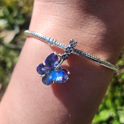 Capturez la magie des rêves avec le charm Papillon Bleu et Violet, conçu en argent 925 avec des détails émaillés dans des tons doux et mystiques. Ce bijou symbolise la transformation et la sérénité, idéal pour rehausser votre bracelet avec élégance.