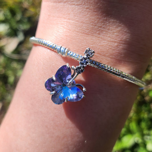 Capturez la magie des rêves avec le charm Papillon Bleu et Violet, conçu en argent 925 avec des détails émaillés dans des tons doux et mystiques. Ce bijou symbolise la transformation et la sérénité, idéal pour rehausser votre bracelet avec élégance.