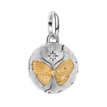 Charm pendentif raffiné en forme de papillon, avec des ailes dorées délicatement texturées et un fond argenté élégant. Son design poétique et lumineux apporte une touche de légèreté et de féminité à votre bracelet.

Caractéristiques :

- Matière : Argent 925.
- Design : Papillon doré avec détails gravés et pierre scintillante.
- Style : Élégant, délicat et intemporel.
- Symbolique : Liberté, transformation, légèreté et renaissance.
- Compatibilité : Charm pendentif compatible avec bracelets et colliers.